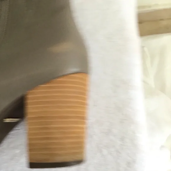 Vionic Women Stylish Gray Ankle Boots & Booties Size 8 with Brown Heels - Picture 10 of 10